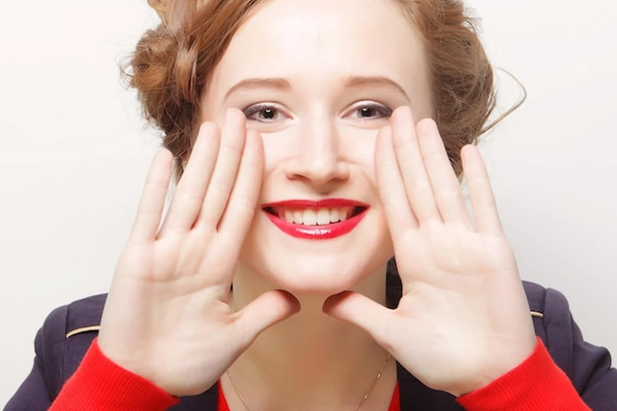 Młoda piękna kobieta z białymi zębami, zbliżenie portretu