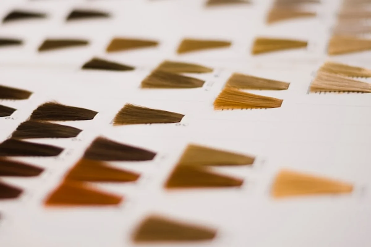 Jak dobrać kolor włosów do karnacji? Porady urodowe