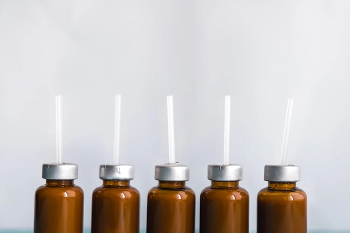 Płynne bifidobakterie probiotyczne w białej bańce - pojęcie medycyny, zapobieganie