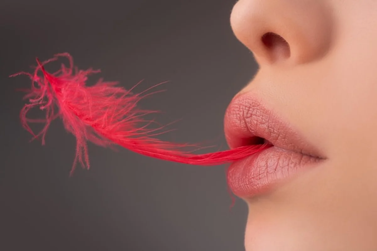 Plastyczne zabiegi na usta z kwasem hialuronowym. Zbliżenie zdrowych ust kobiety z naturalną szminką olejową