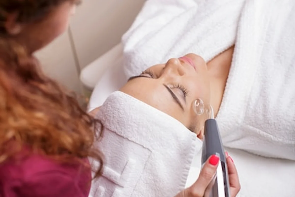 Peeling kawitacyjny w salonie kosmetycznym - kluczowe kryteria wyboru