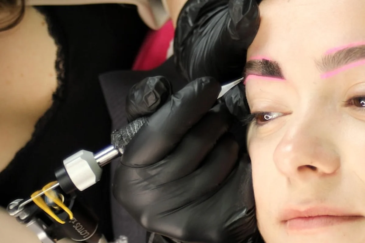 Ile kosztuje makijaż permanentny? Cennik i zabiegi brwi