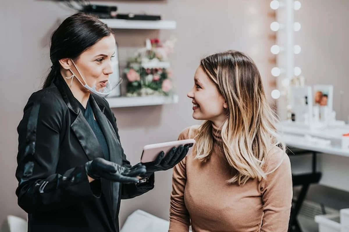 Procedura microbladingu brwi - kosztowne korzyści makijażu permanentnego. Ekspert kosmetyczny w masce