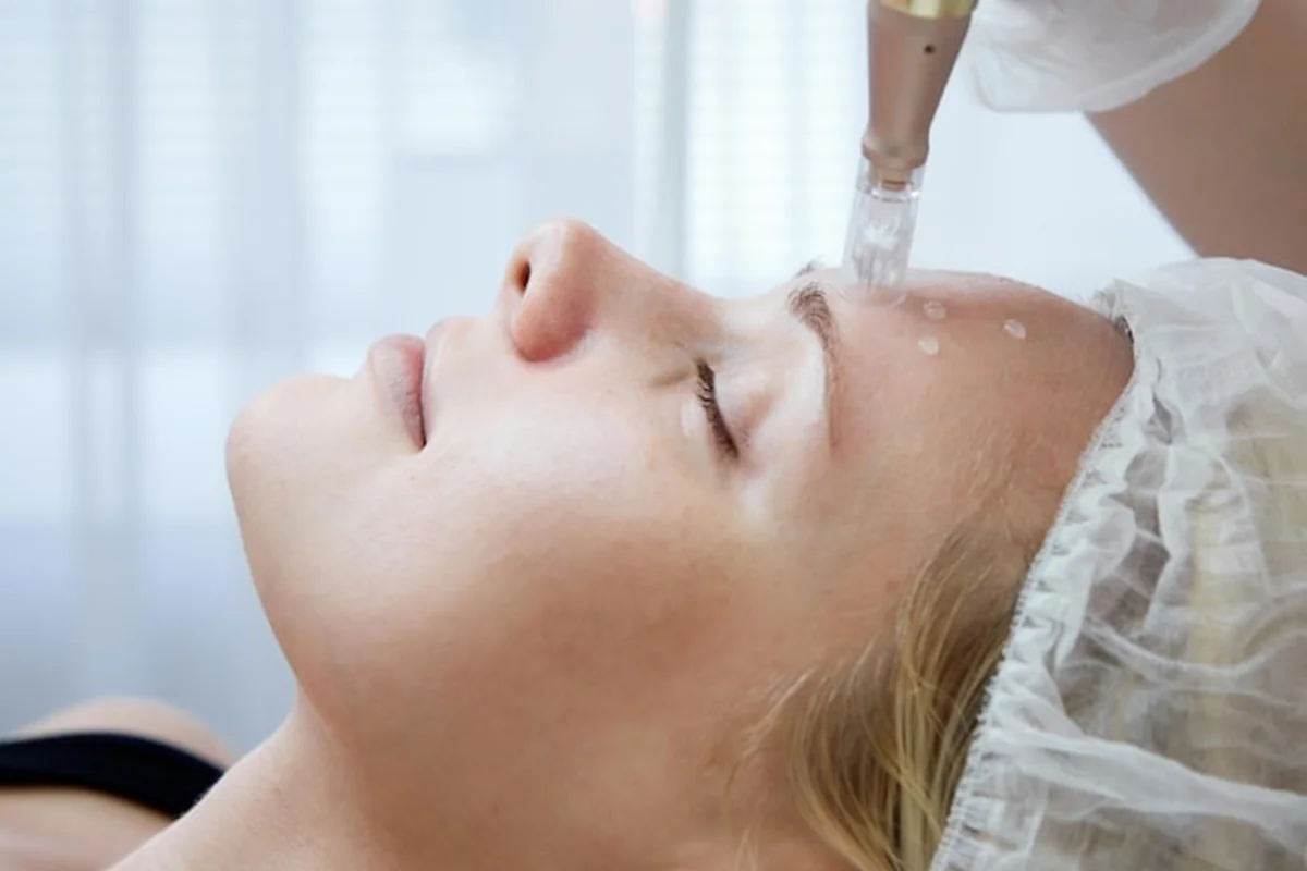 Kosmetyczka wykonuje mezoterapię w salonie spa, pielęgnacja skóry przez specjalistkę w Centrum Odnowy Biologicznej