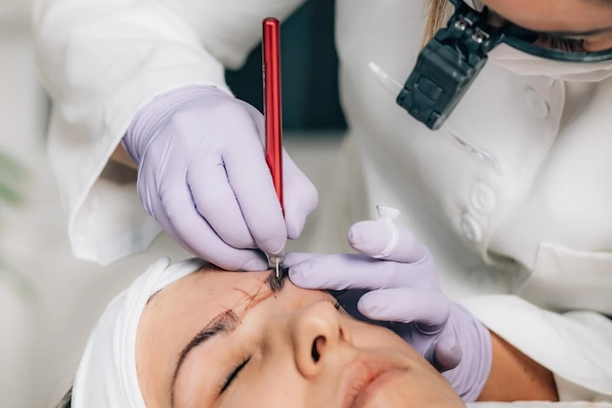 Jak długo natłuszczać brwi po makijażu permanentnym? Gojenie i pielęgnacja