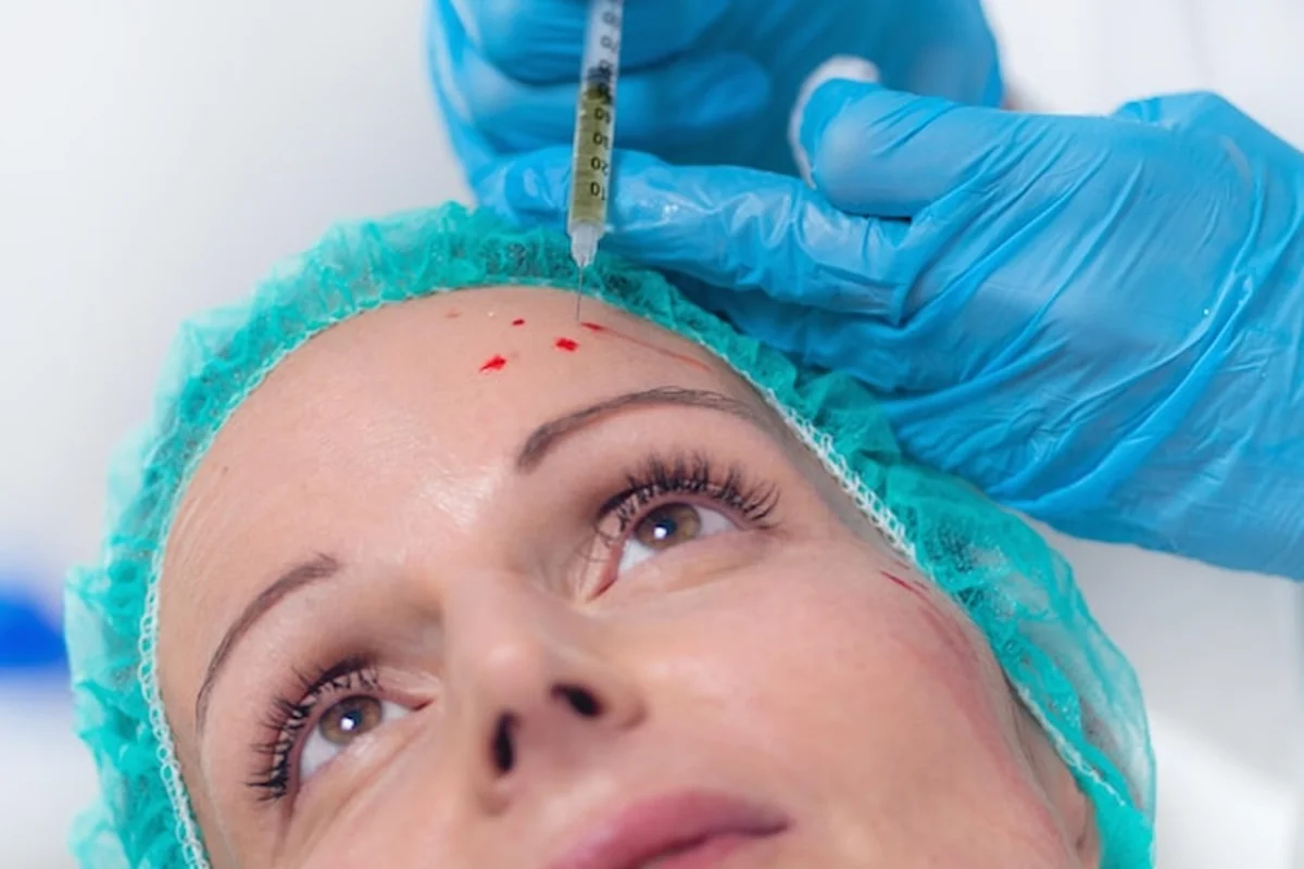 Co na opadające powieki? Sposoby i zabiegi na podniesienie