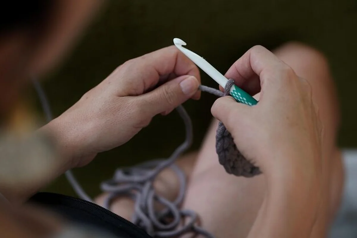 Zbliżenie kobiety trzymającej się za ręce podczas badania kurzajek i ich charakterystyki