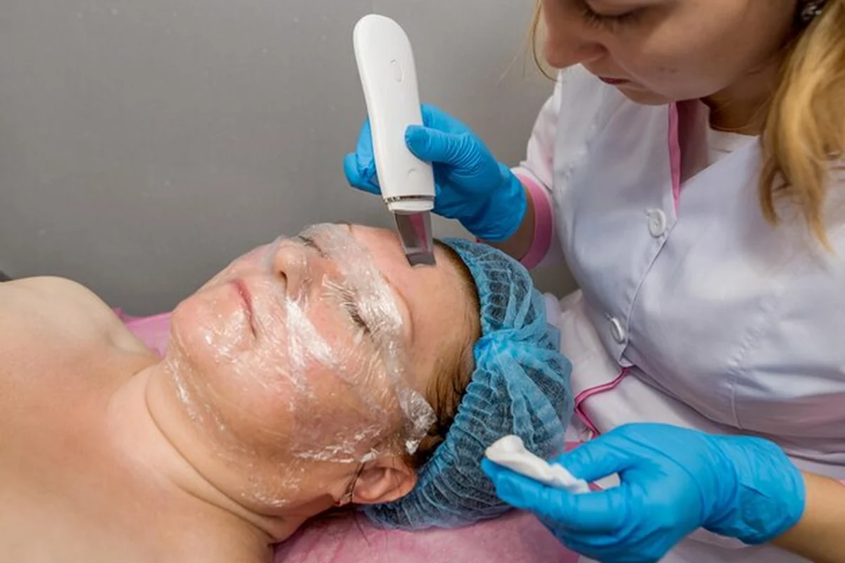 Ultradźwiękowe oczyszczanie twarzy w spa, zbliżenie, pomocne po peelingu kawitacyjnym