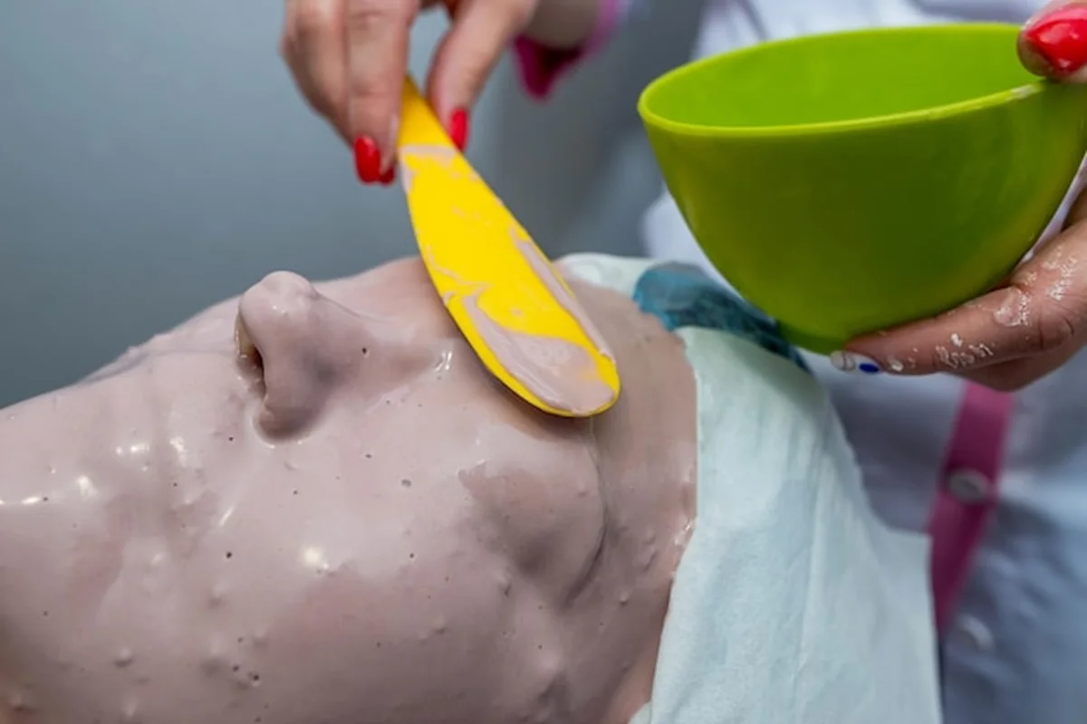 Pielęgnacja skóry twarzy z maską alginianową w gabinecie kosmetycznym. Składniki po peelingu kawitacyjnym