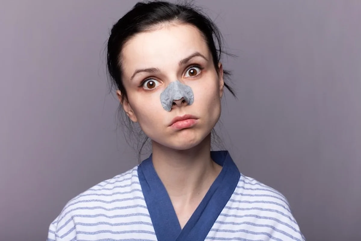 Kobiecy plaster na nosie do leczenia problematycznej skóry z czarnych kropek