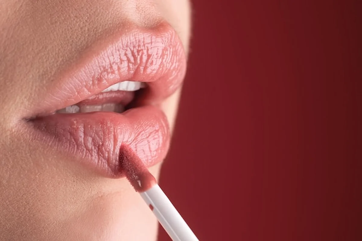 Sztuczki makijażowe do powiększenia ust: nakładanie szminki szczoteczką, profesjonalna pomadka tłuszcząca