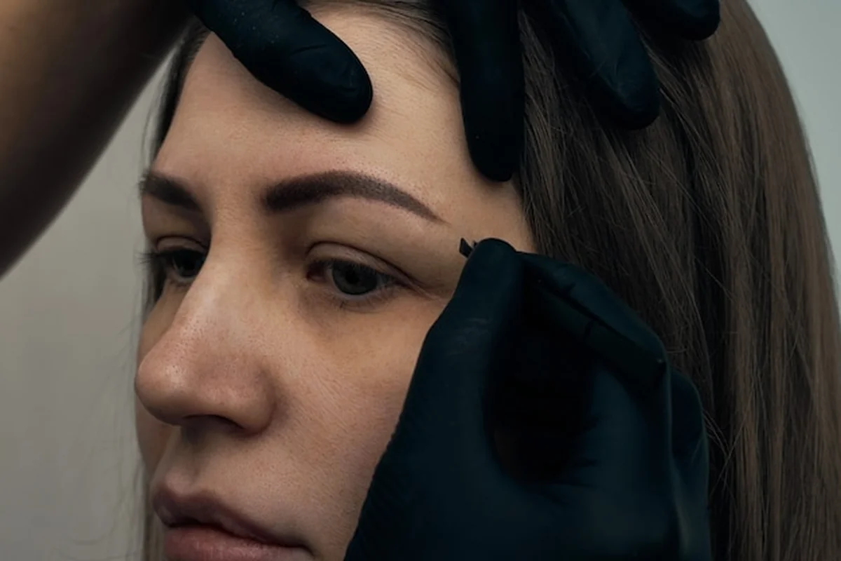 Ile utrzymuje się laminacja brwi? Przedłuż efekt liftingu