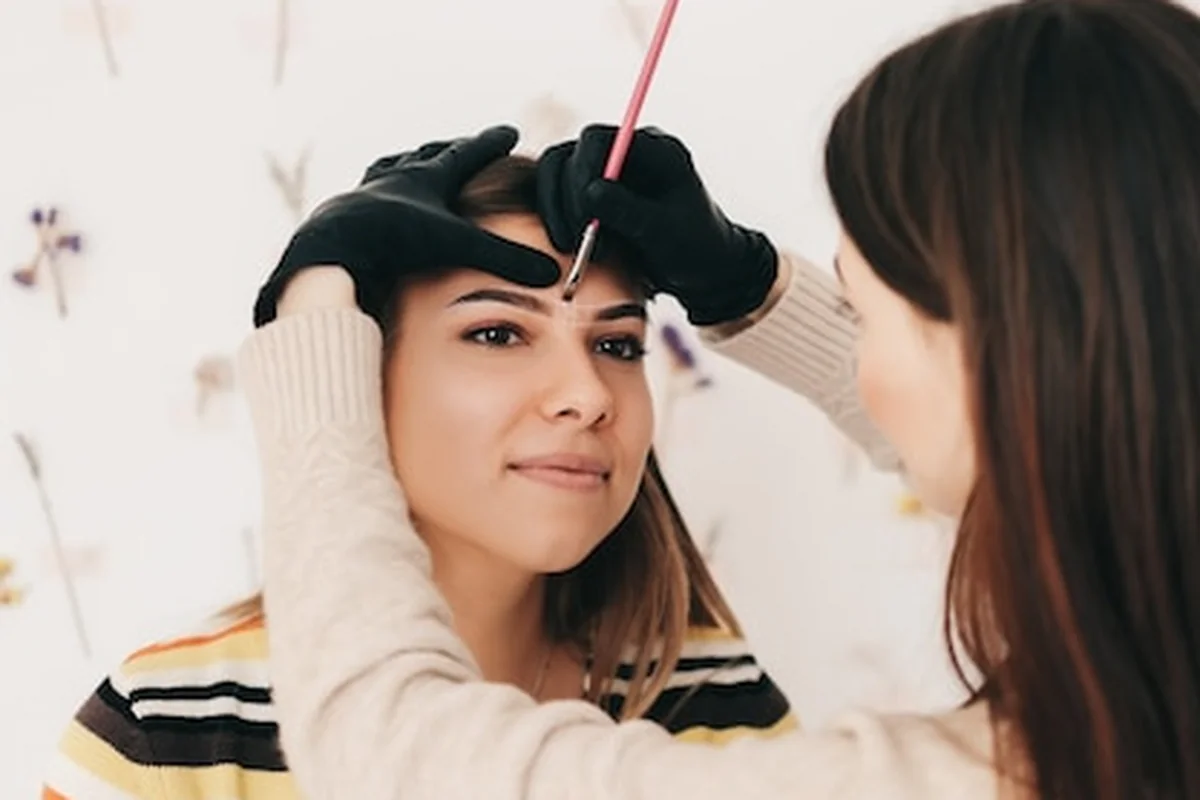 Zbliżenie na modelowanie brwi podczas gojenia i po makijażu permanentnym