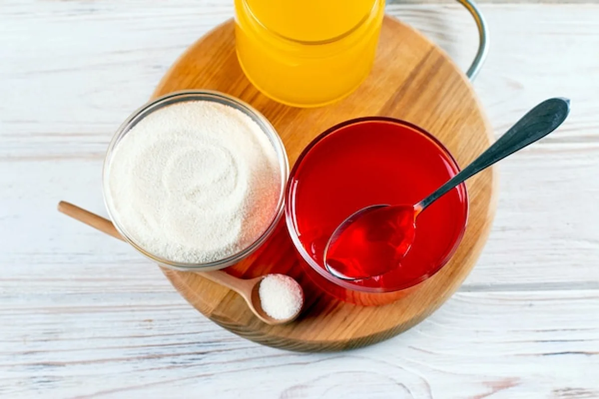 Produkty zawierające kolagen: proszek i żelatyna, kolorowa żelatyna lub marmolada, proszek na jasnym tle